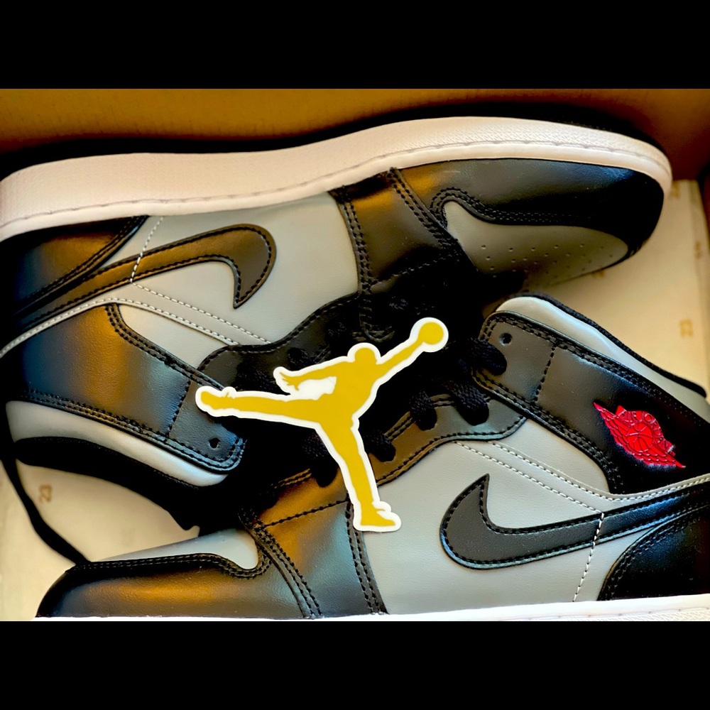 Jordan 1 mid shadow red